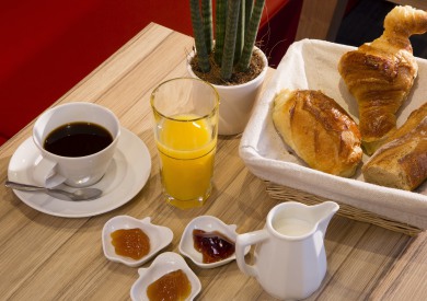 Hôtel Auguste - Salle du Petit déjeuner gourmand autour d’un buffet varié